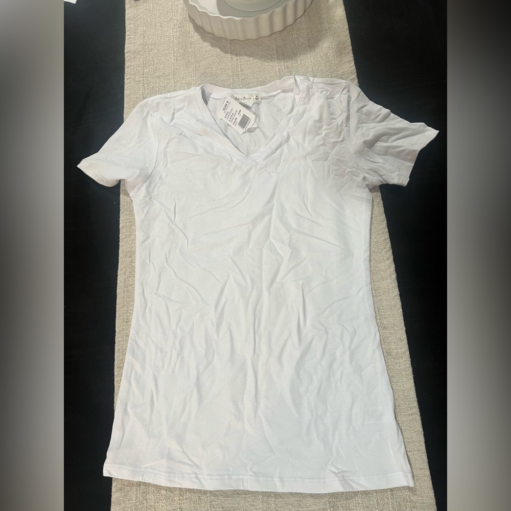 Basic White V-Neck Short Sleeve Tee